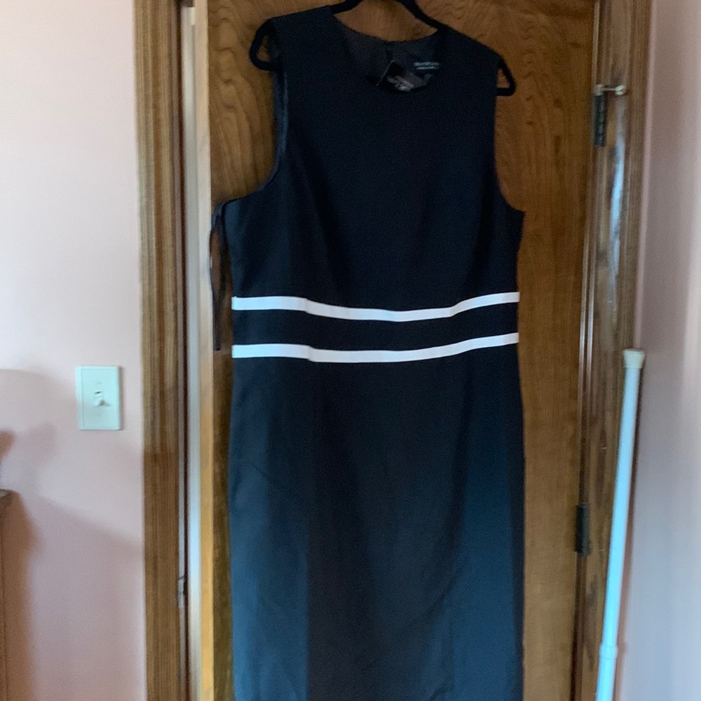 Black label by Evan Picone size 18 beautiful black dress with white ribbon